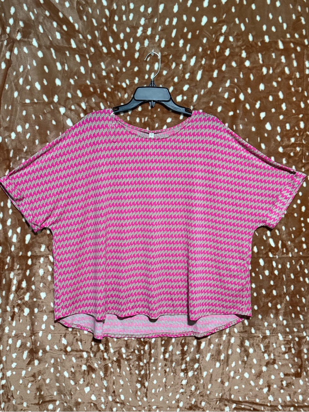 Relaxed Short Sleeve Chevron Tee in Pink and Cream